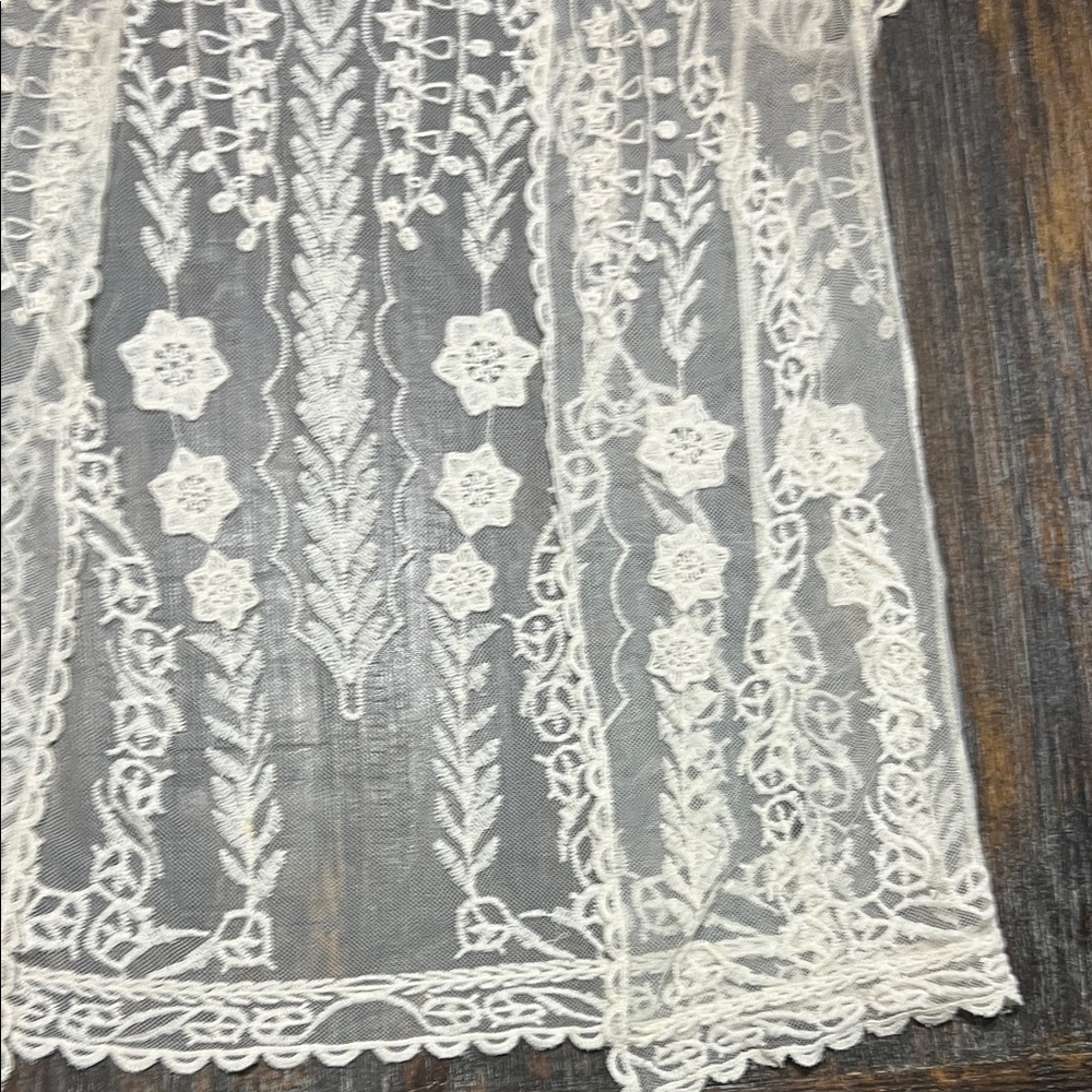 Hit List Lace Star Pattern Top - Picture 5 of 12